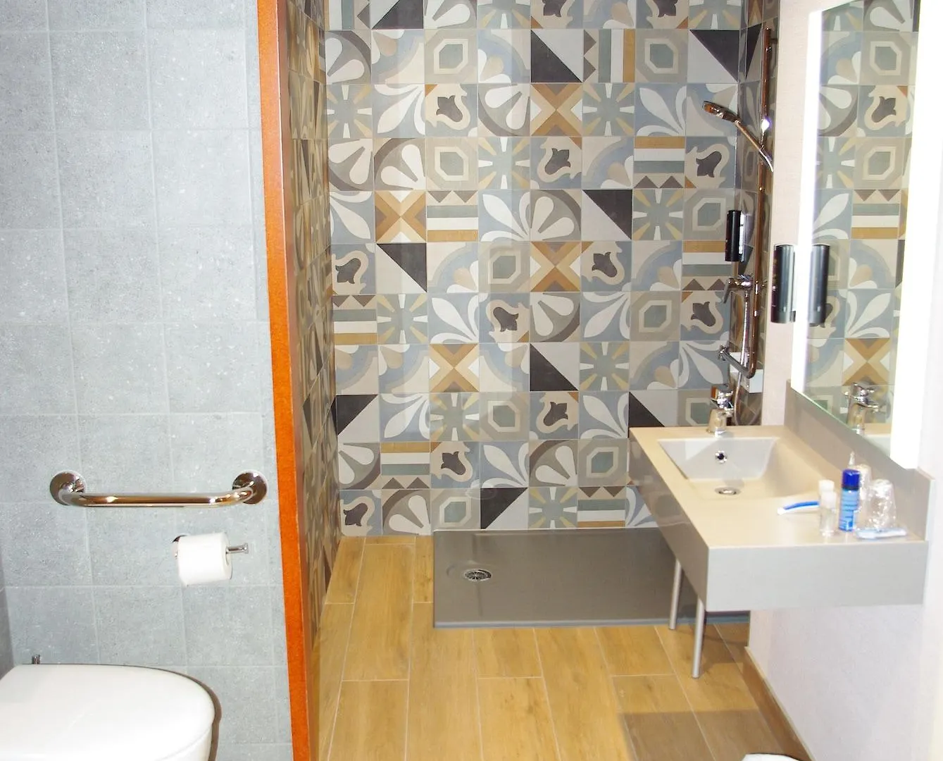 Greet Paris Porte De La Chapelle - Arena Hotell 2*